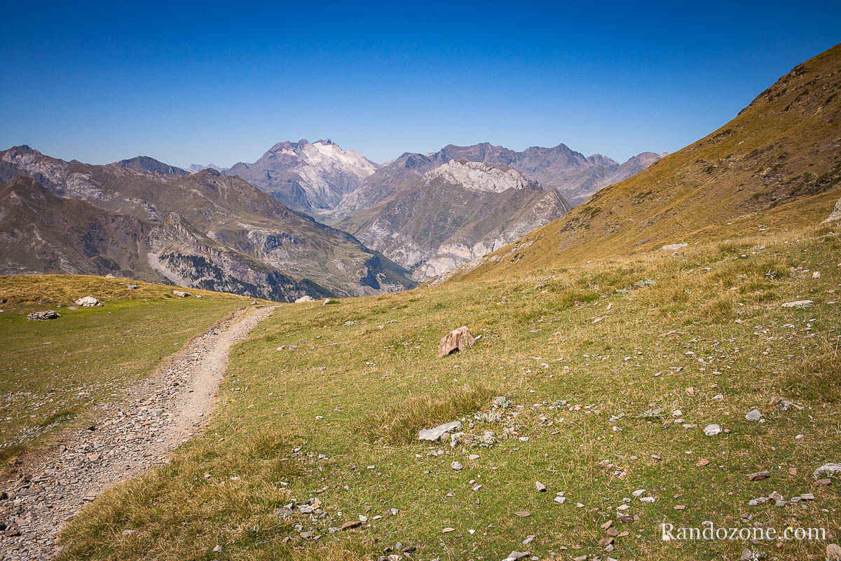 Sentier et glacier d'Ossoue en arrire plan