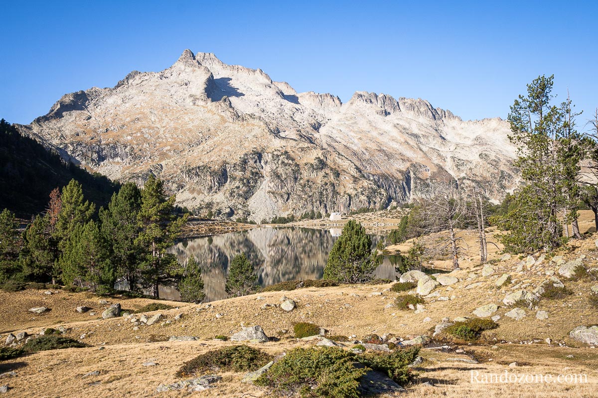 Randonne le long du lac d'Aumar