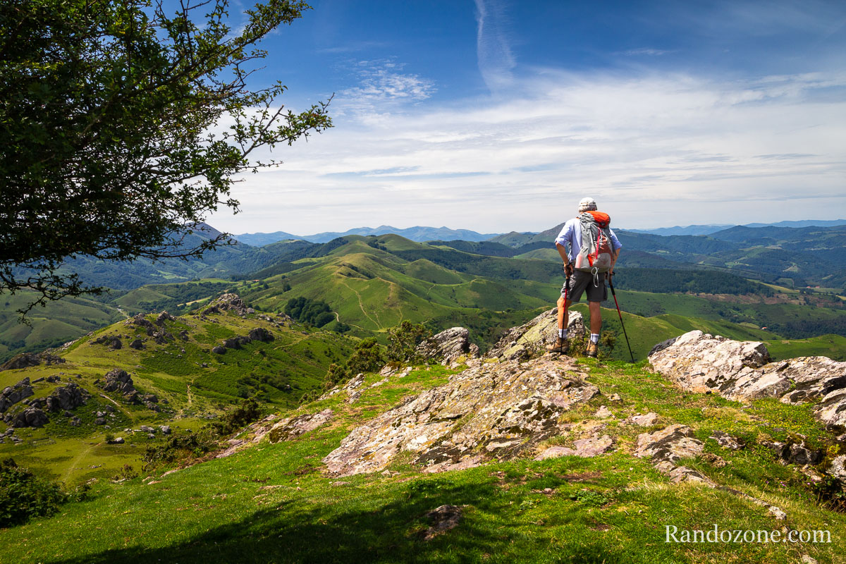 Randonneur au sommet du Mondarrain contemplant le Pays Basque