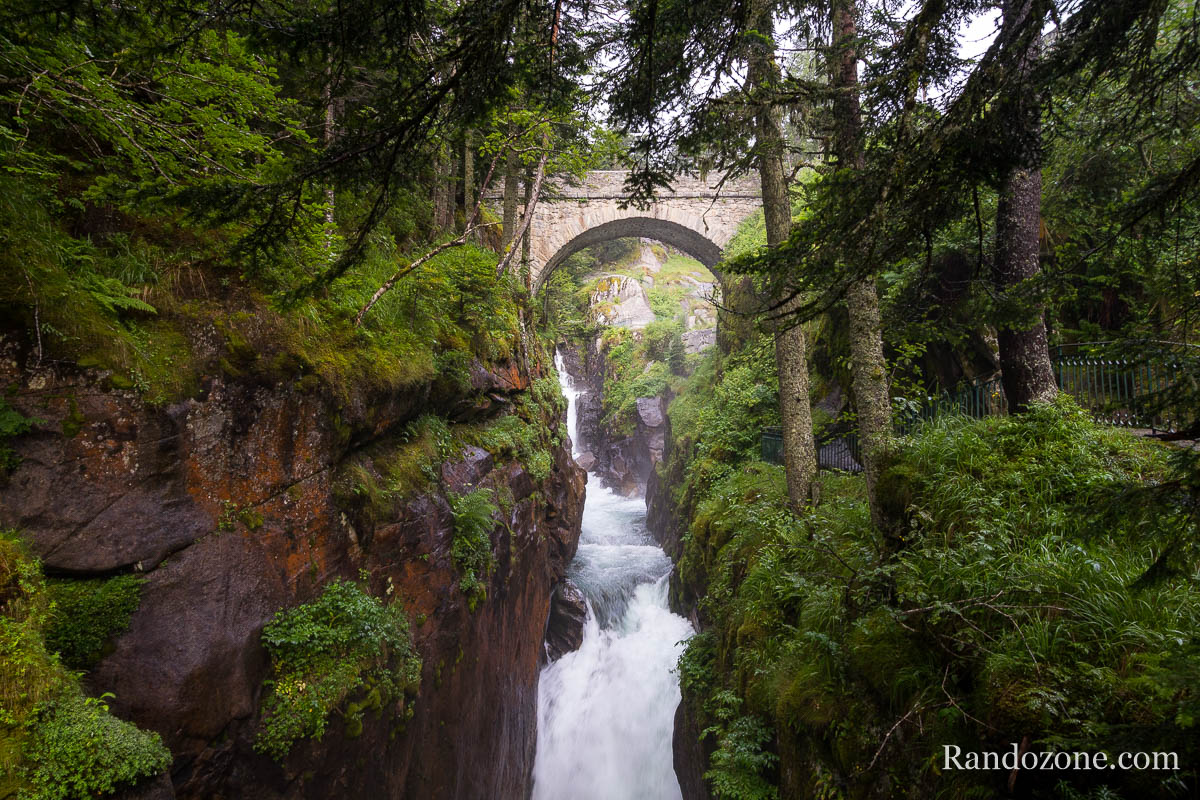 Pont d'Espagne depuis le chemin en pierres