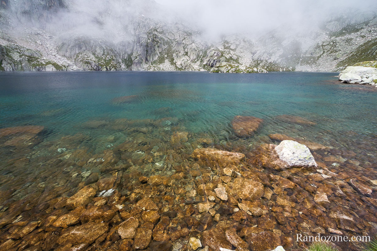 Le brouillard menace au dessus du lac