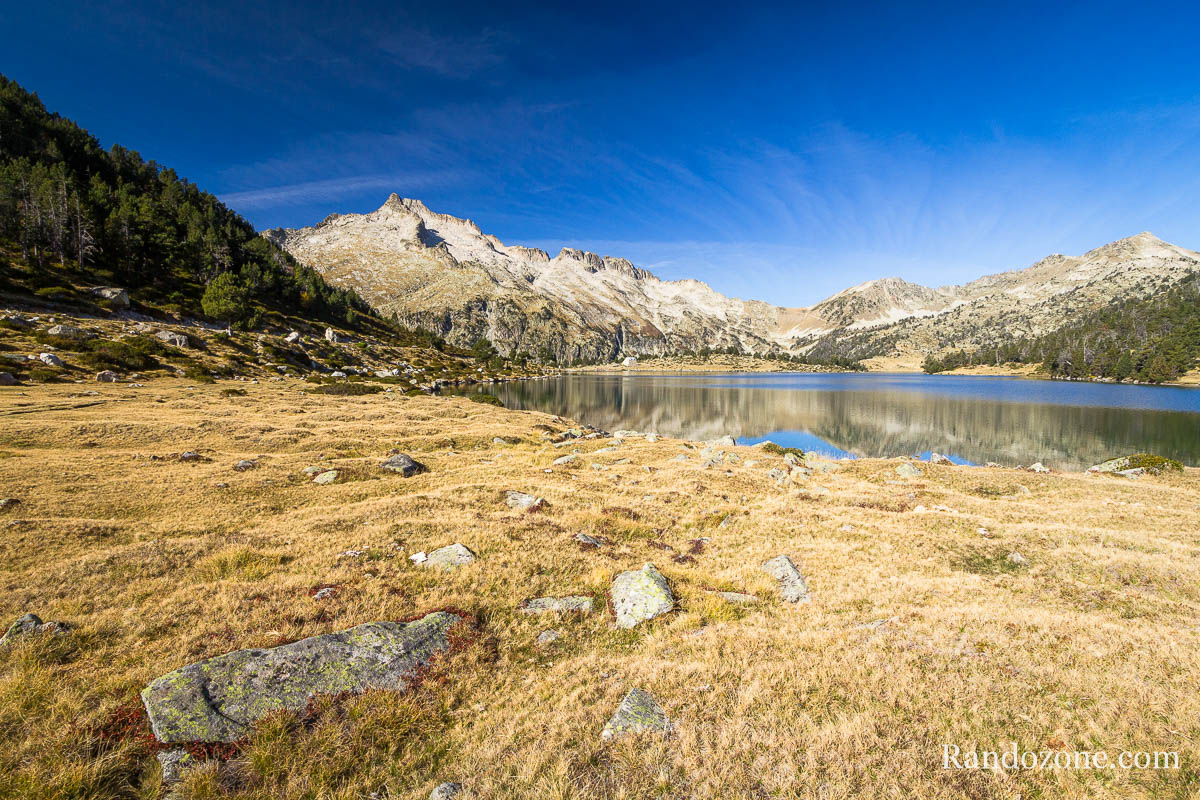 Randonne le long du lac d'Aumar