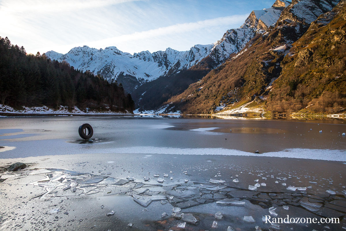 Le lac d'Estaing, en partie gelé à l'ombre