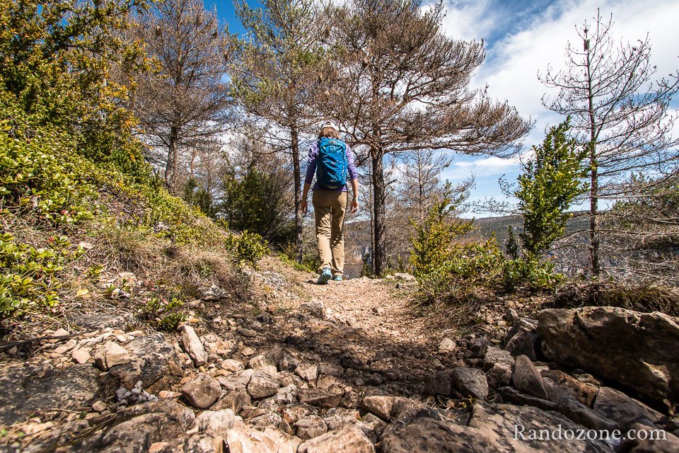 Le sentier descend vers Eglazines
