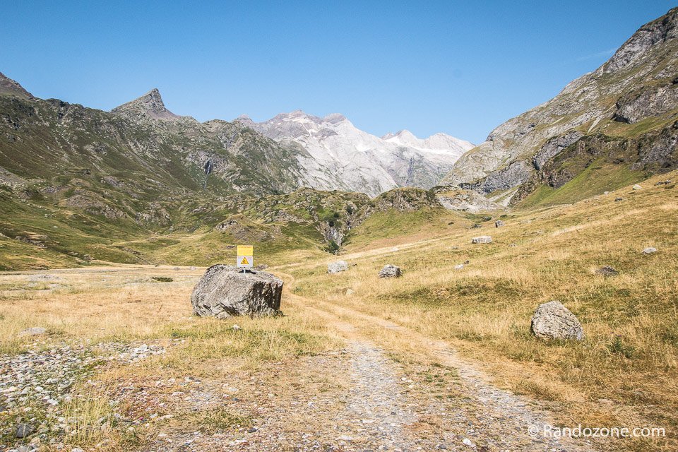 Dpart de la randonne avec en face le massif du Vignemale