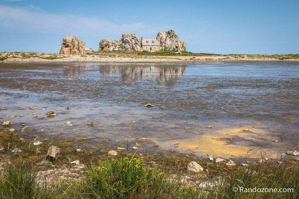 On passe devant la maison entre les rochers