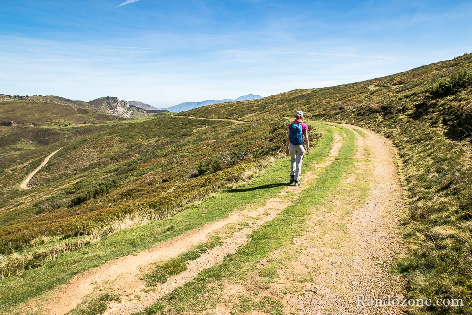 La piste descend jusqu'au col de Soum