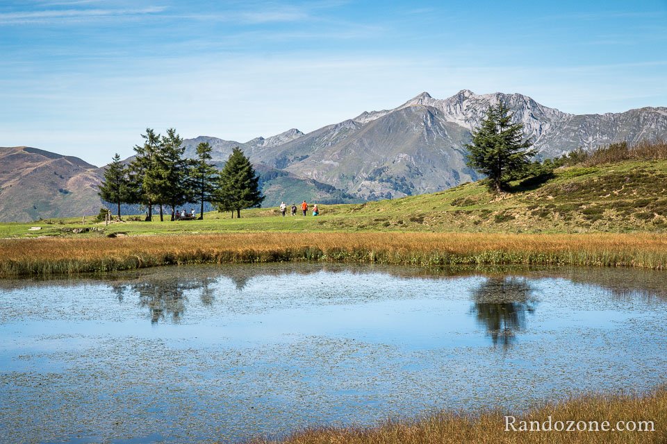 Promeneurs au lac de Soum