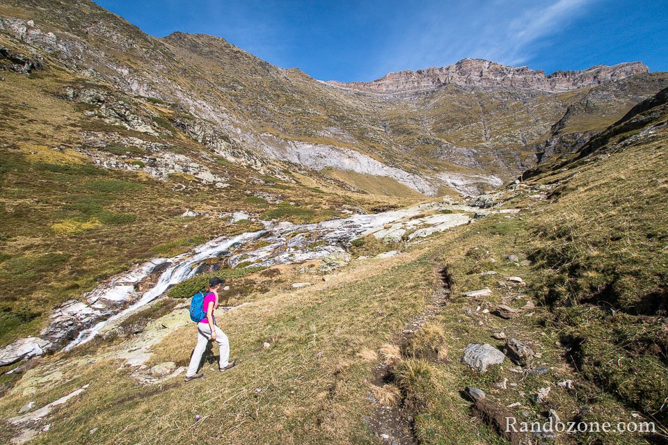 On arrive dans le vallon de la cabane de l'Aguila