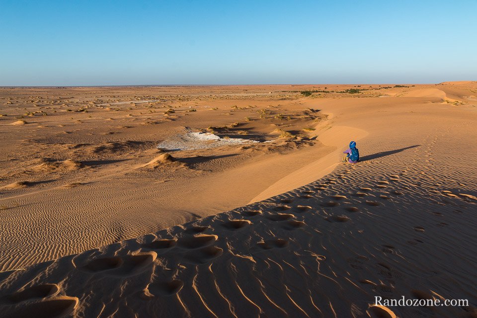 On profite du paysage du Sahara