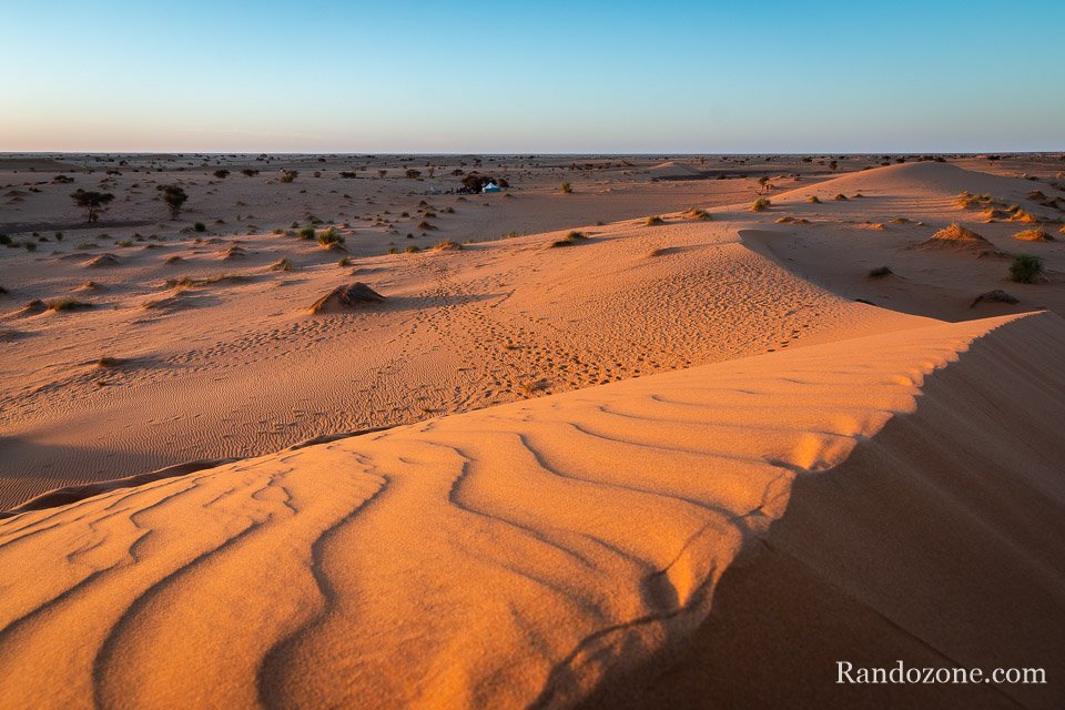 Le soleil se lve sur le camp