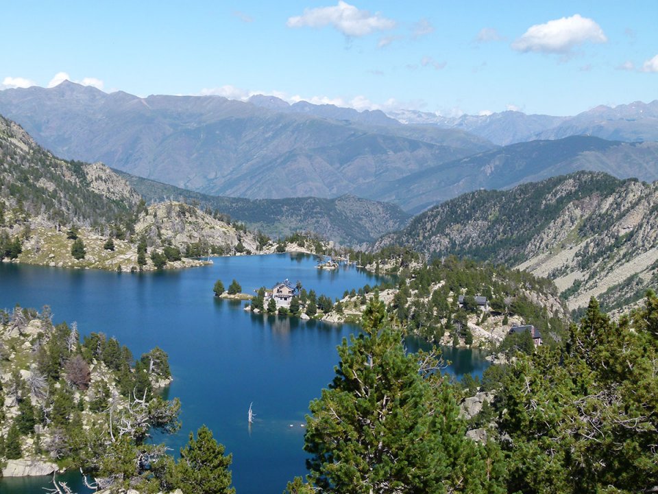 Au loin, refuge JMB sur Estany Tort de Peguera