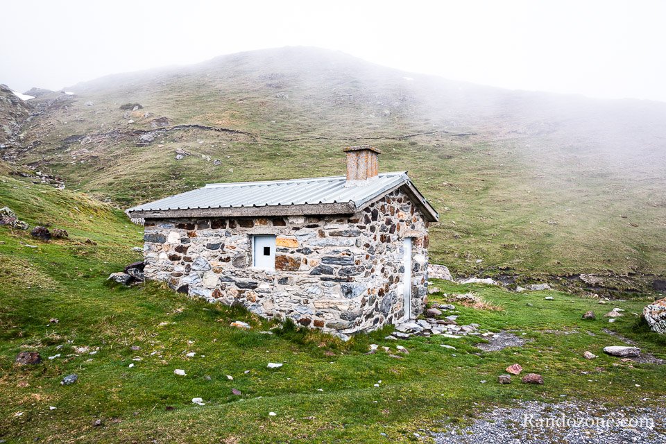 Cabane de Groutte au bord de la route