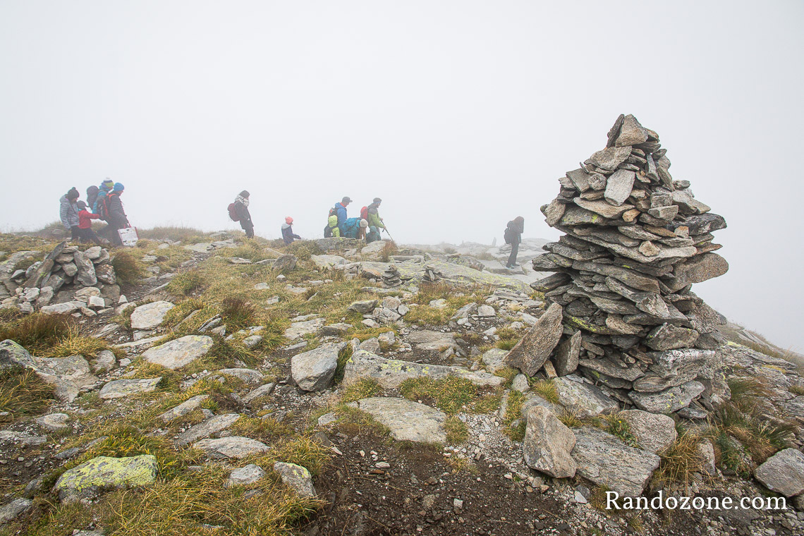 On marche dans le brouillard vers la gare du Montenvers