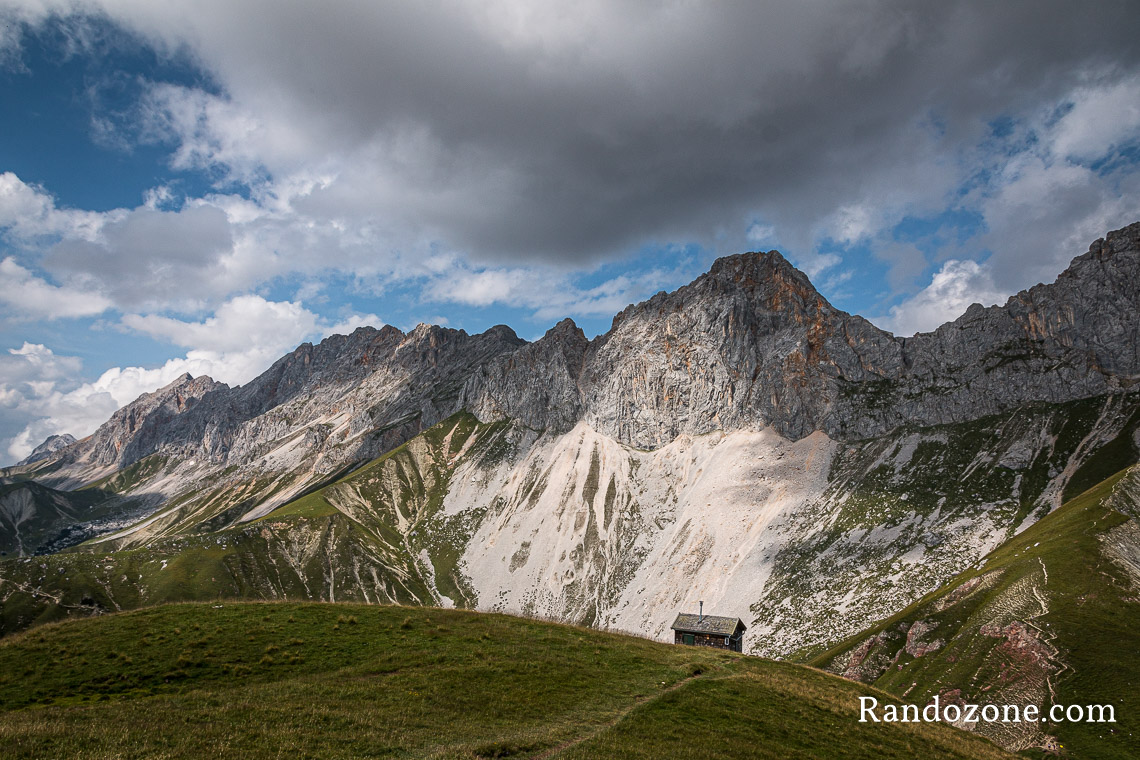 Superbe cabane au milieu des montagnes du Tirol