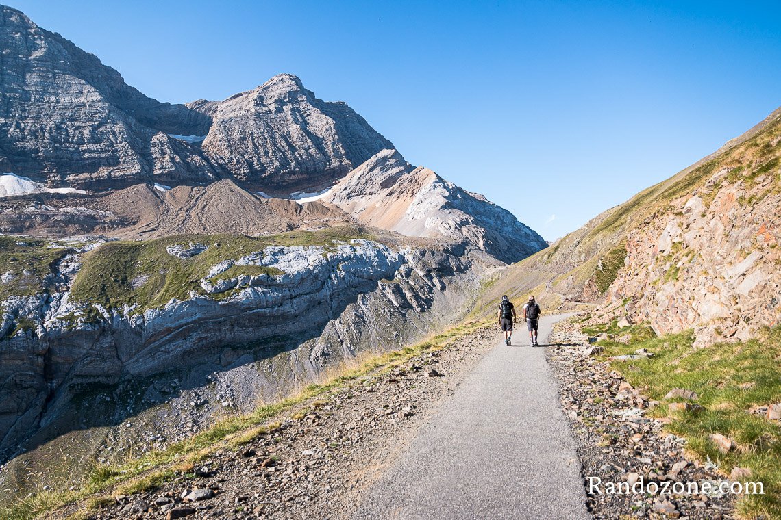 Deux randonneurs marchent vers le col de Boucharo