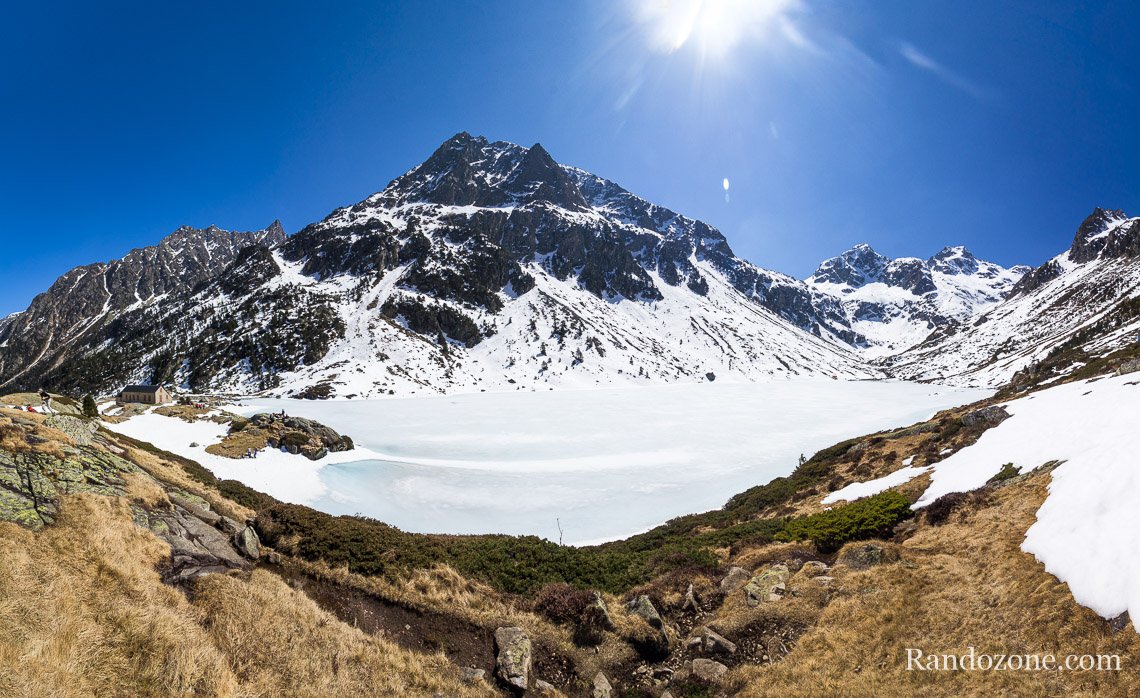 Panoramique devant le lac d'Estom