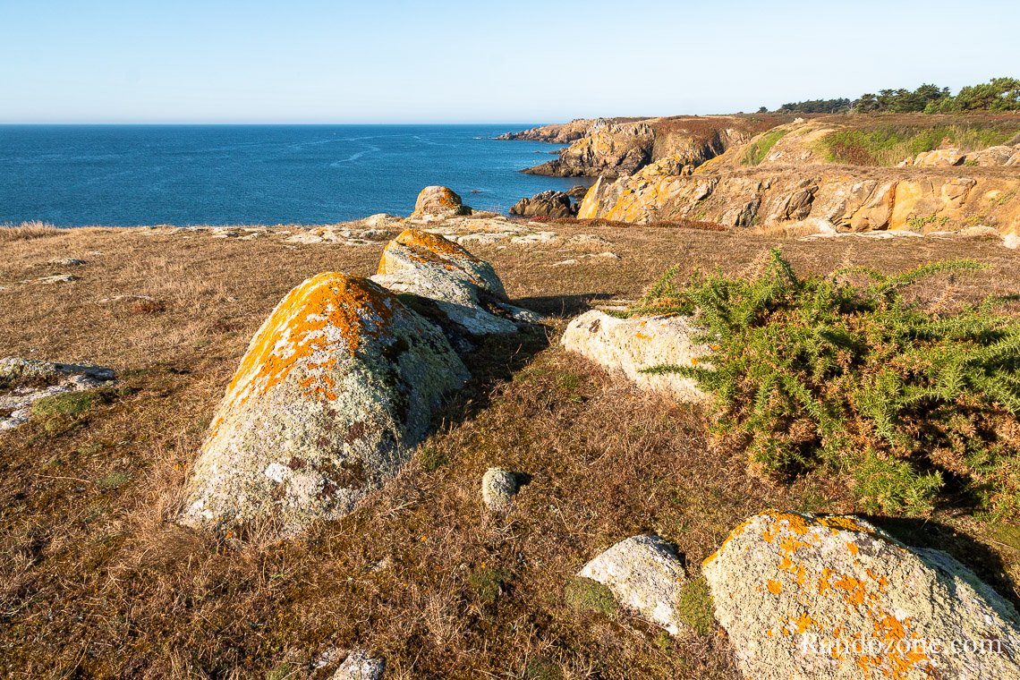 Le sentier longe la mer pendant un bon moment