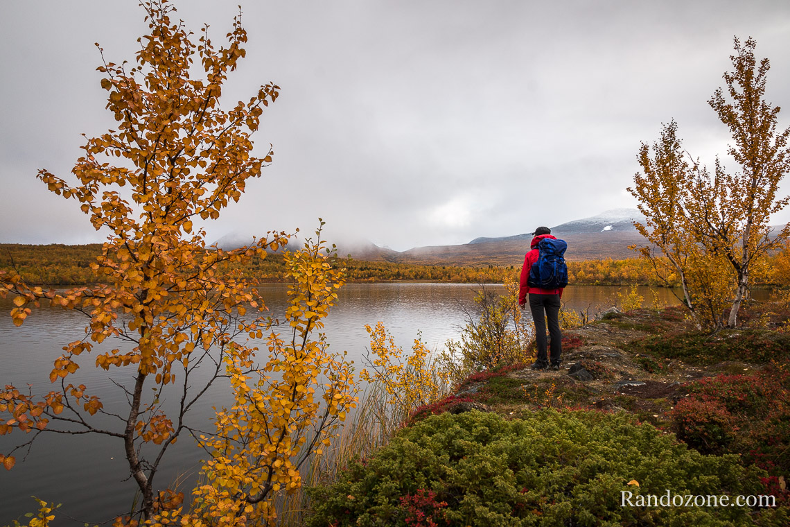 Couleurs d'automne au lac Vuolip Njhkajavri en Sude