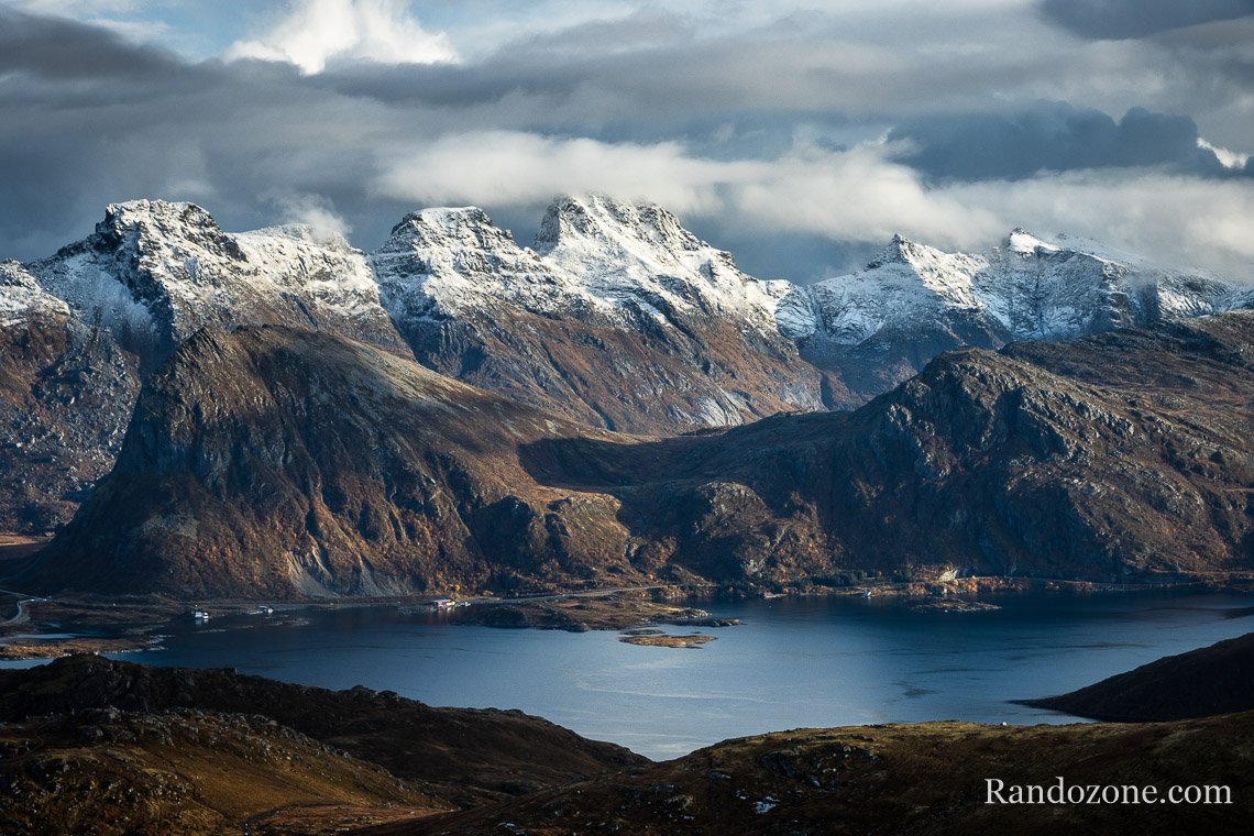 Les montagnes au loin pendant la monte  Ryten