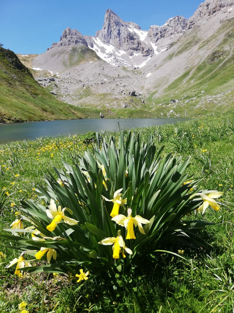 Lac de Lhurs avec en arrire plan la table des Trois Rois