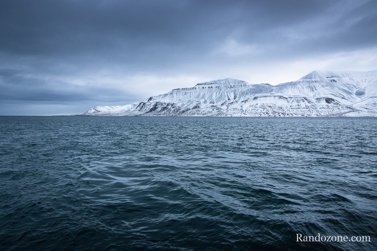 Les montagnes du Svalbard depuis le bateau