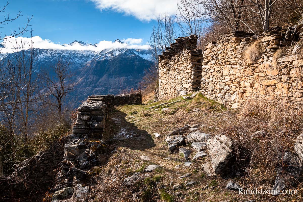 On passe  ct de plusieurs granges en ruine tout au long du parcours