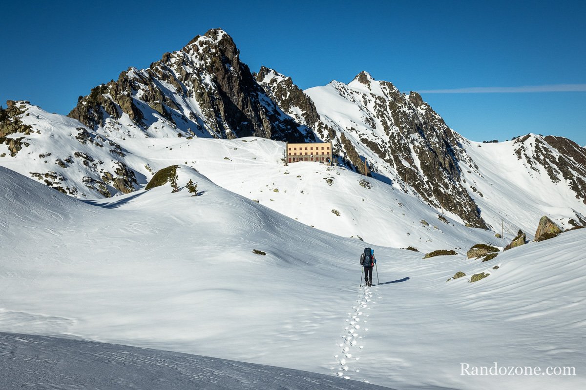 On marche dans la neige vers le refuge de la Glre