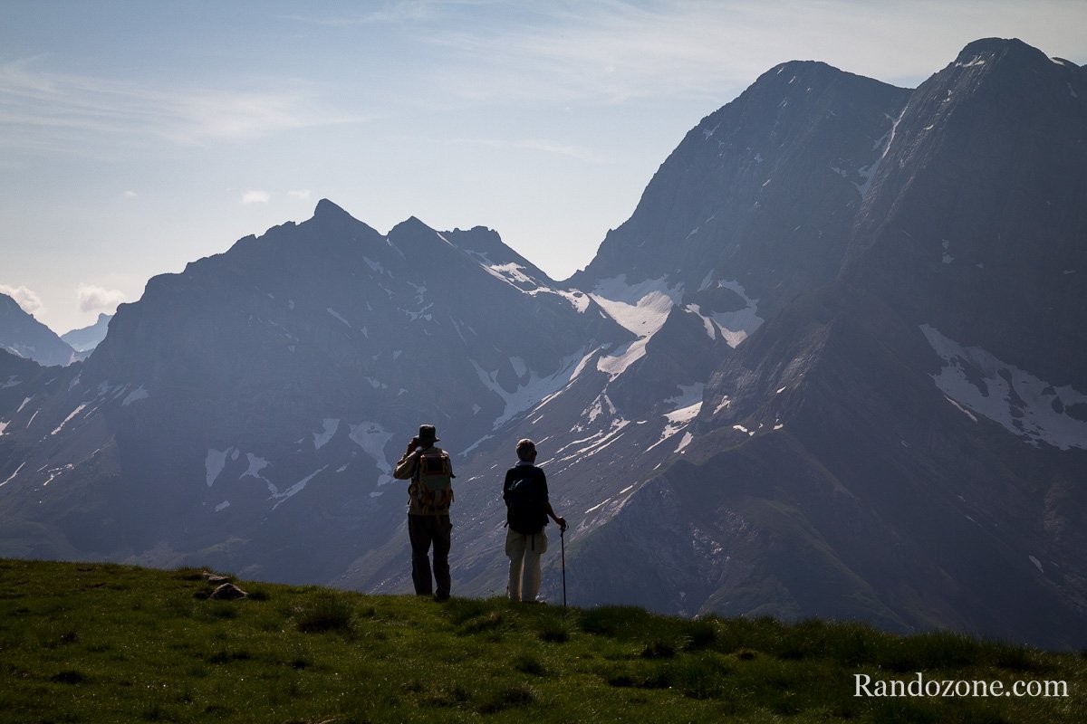 Des randonneurs contemplent les montagnes