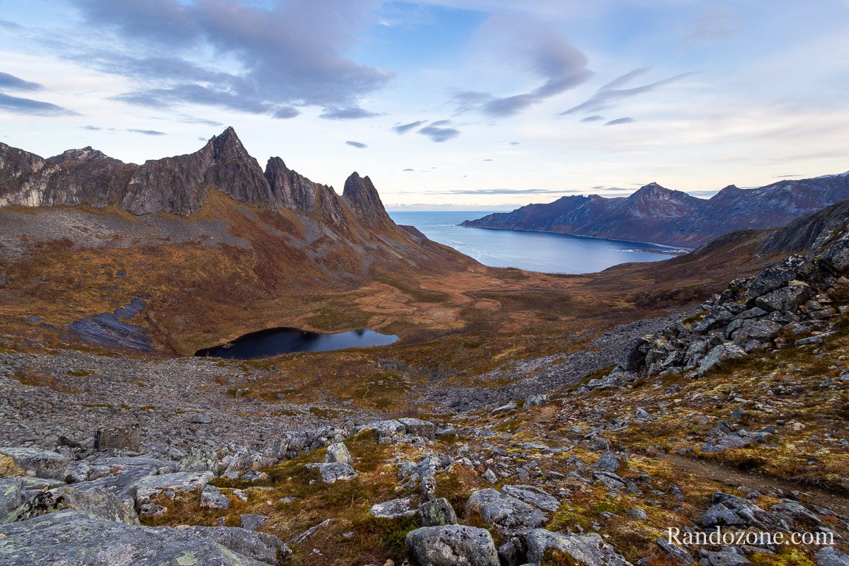 Vue sur le lac et le fjord depuis le col