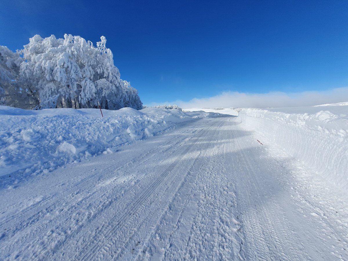 La route trs enneige qui mne  la station de ski de Laguiole