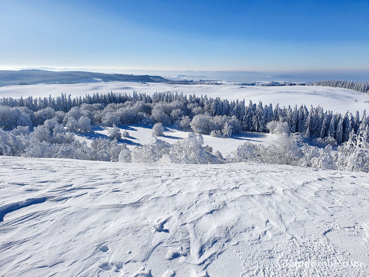 Depuis ce plateau la vue porte loin, jusqu'au Lvzou