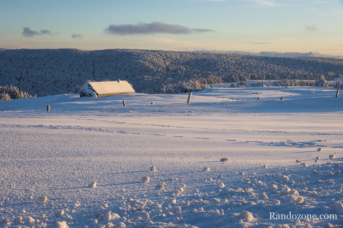 Buron sous la neige dans le soleil du soir