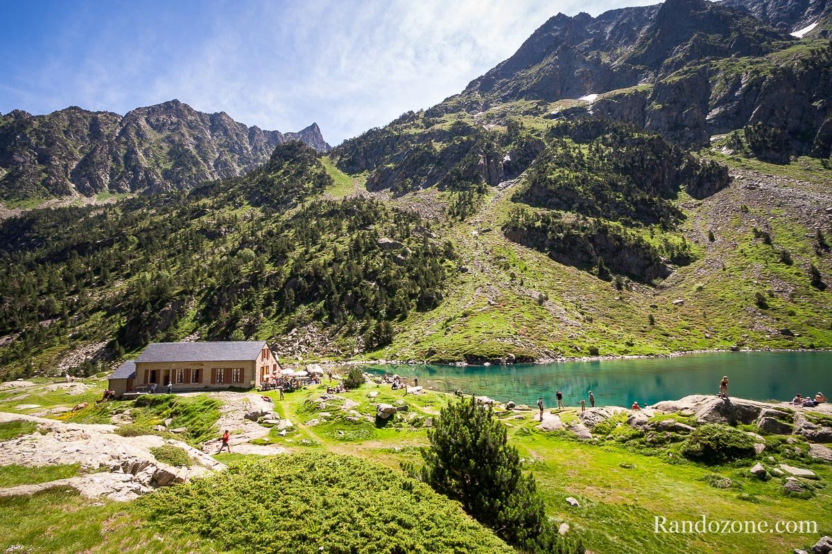 Lac et refuge d'Estom en juillet