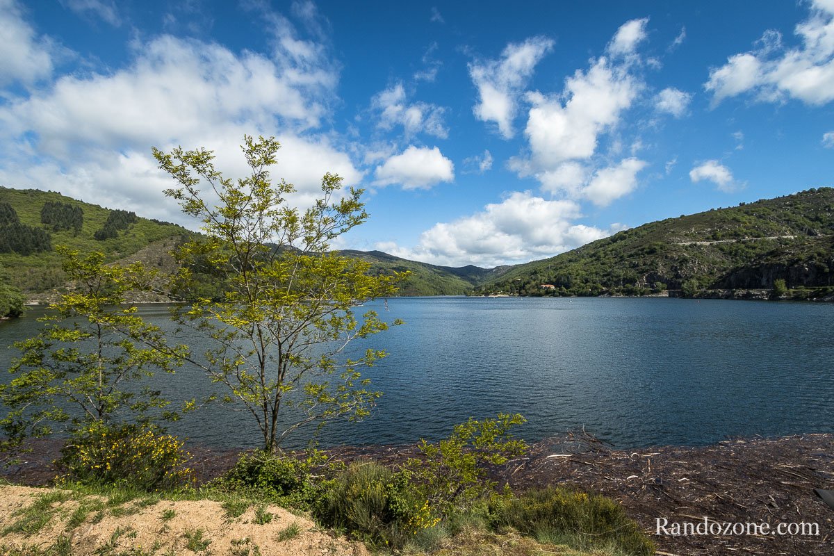 Au bord du lac de  Villefort en Lozre