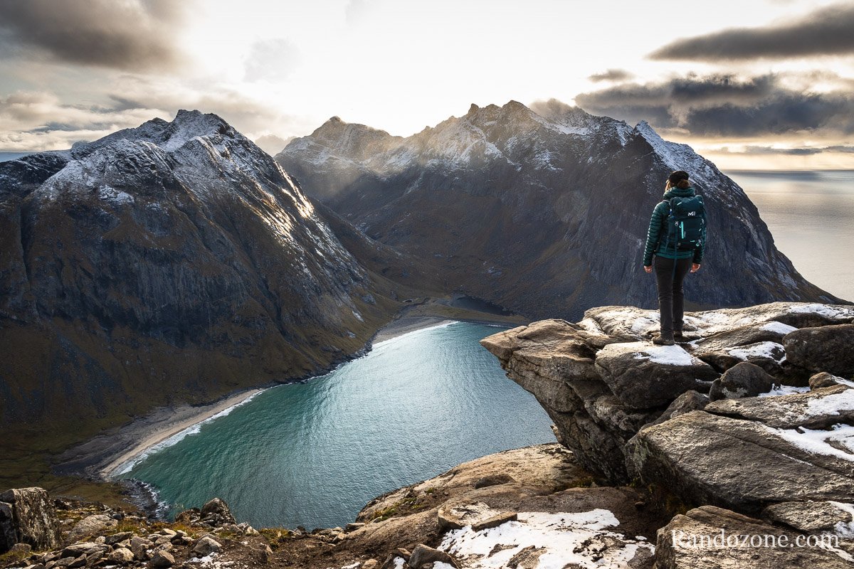 Plage de Kvalvika depuis la montagne de Ryten