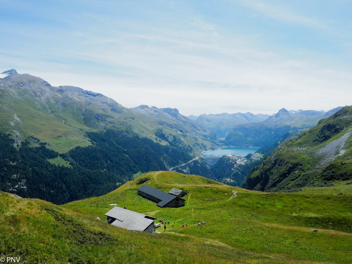 Refuge de la Martin - vue sur le Lac et le barrage du Chevril 