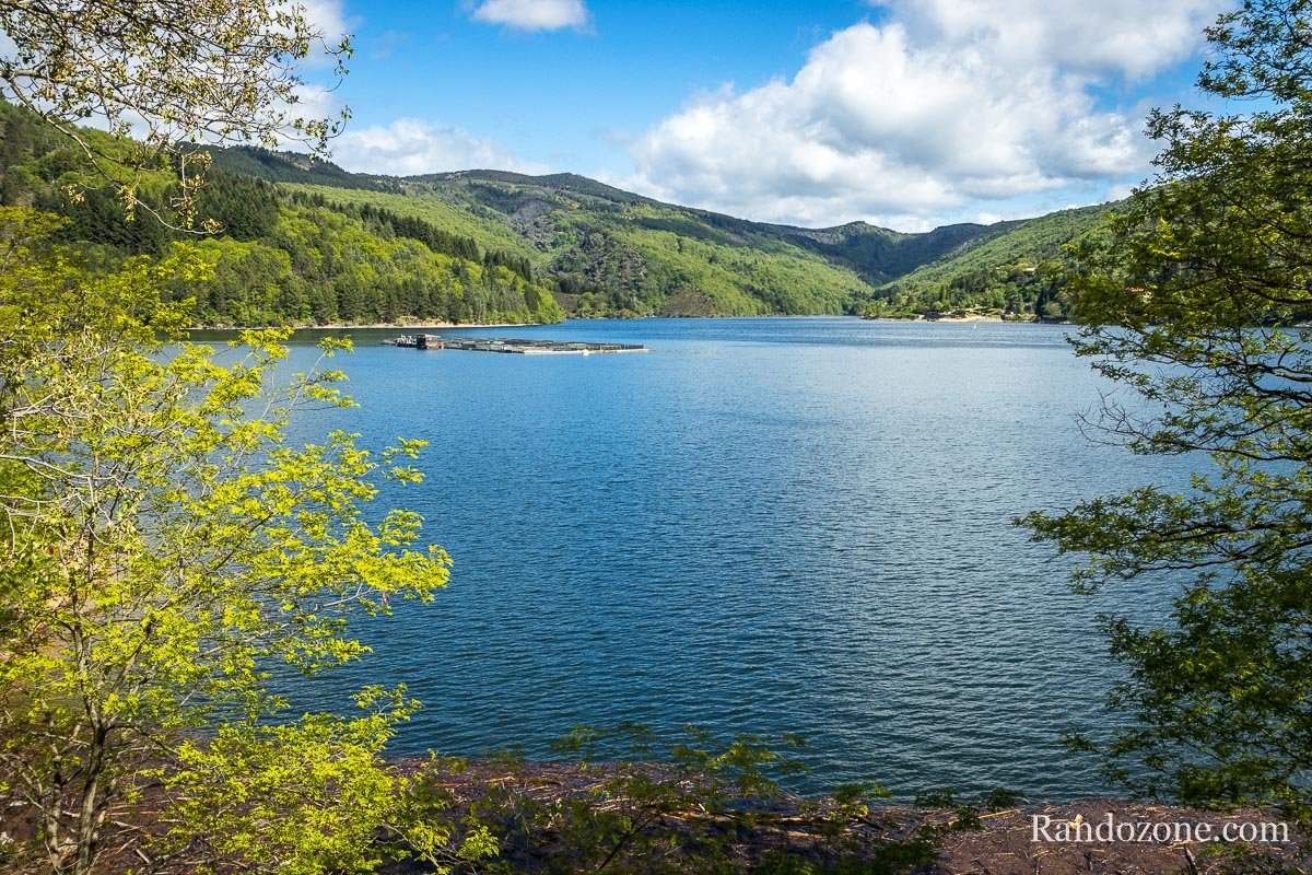 Lac de Villefort et sa belle fort qui l'entoure