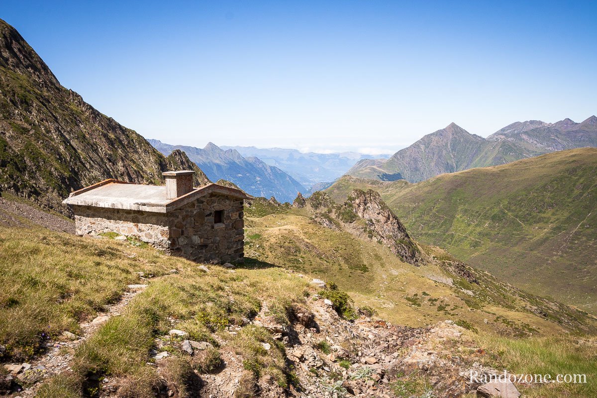 Cabane de Maucapra qui domine la valle