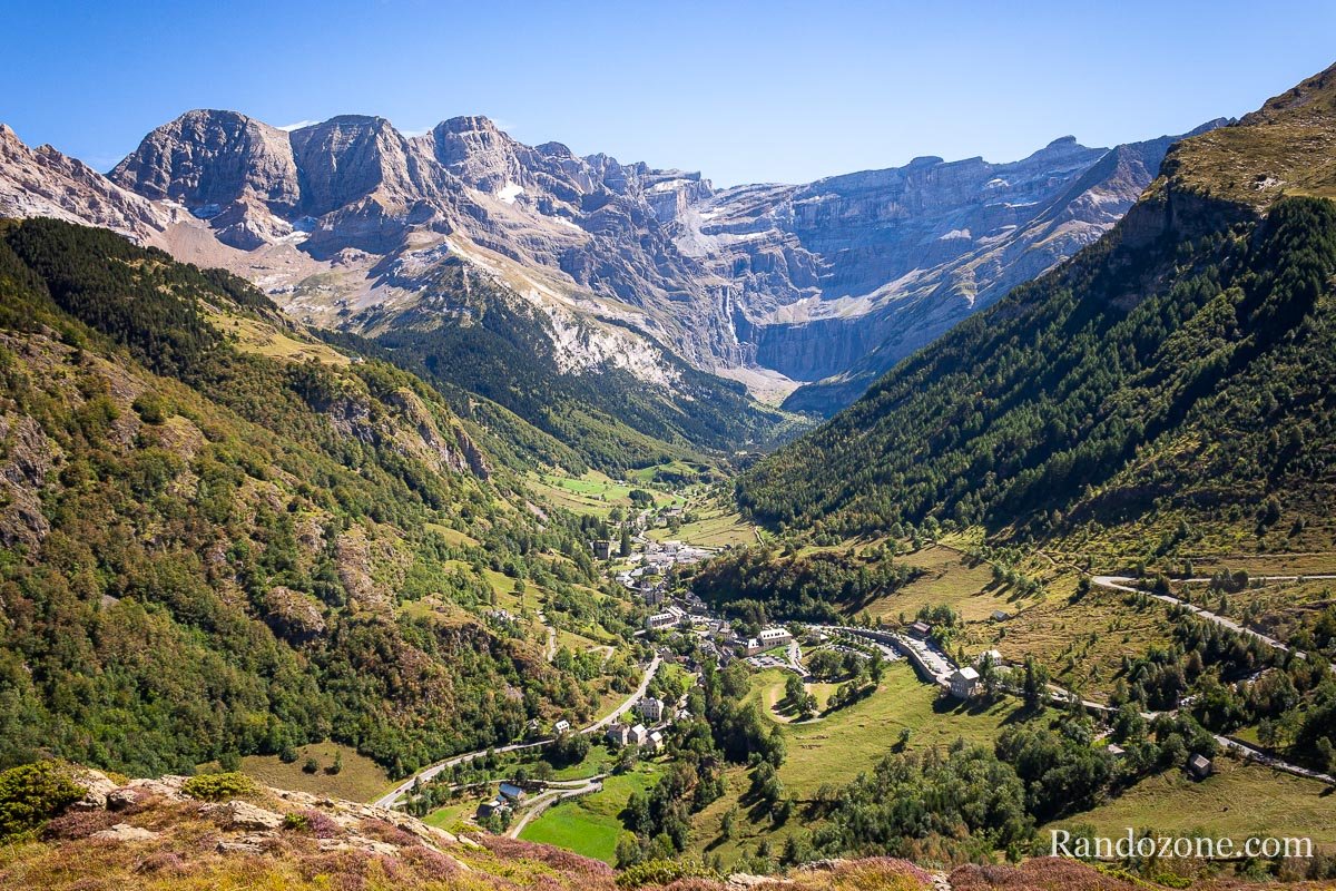 Village de Gavarnie domin par le cirque et les sommets de plus de 3000 mtres d'altitude
