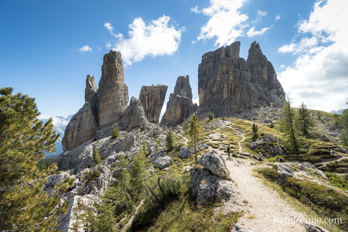 Les sommets de Cinque Torri dans les Dolomites