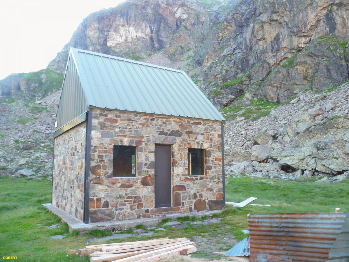 Cabane de Prat Caseneuve (2020 m) en travaux - 12 07 2012