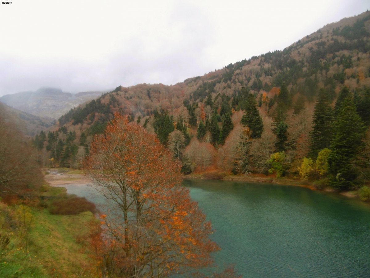 Lac d'Anglus et bois de Sansanet 