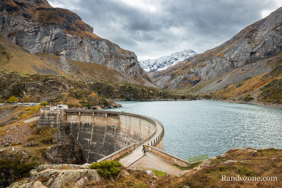 Barrage des Gloriettes et son lac en automne
