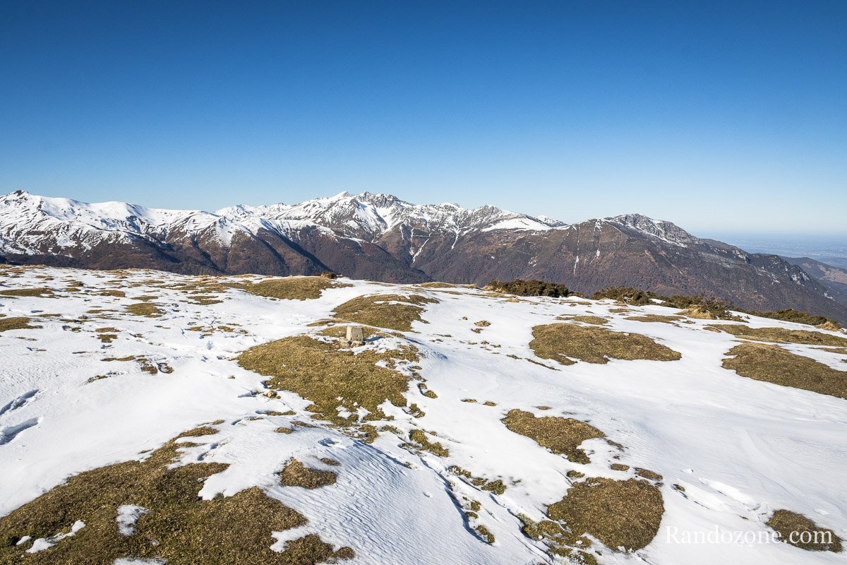 Borne au sommet du Cap d'Aout