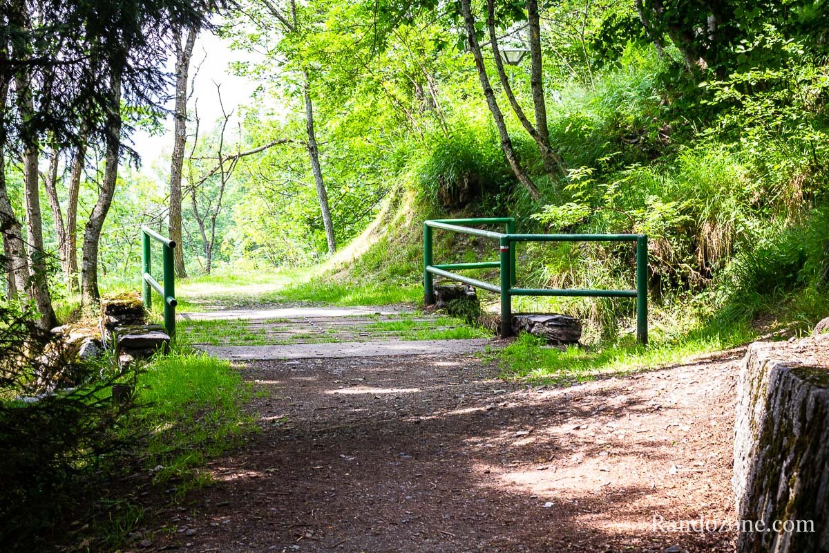 Sentier facile au dessus du village de Barges