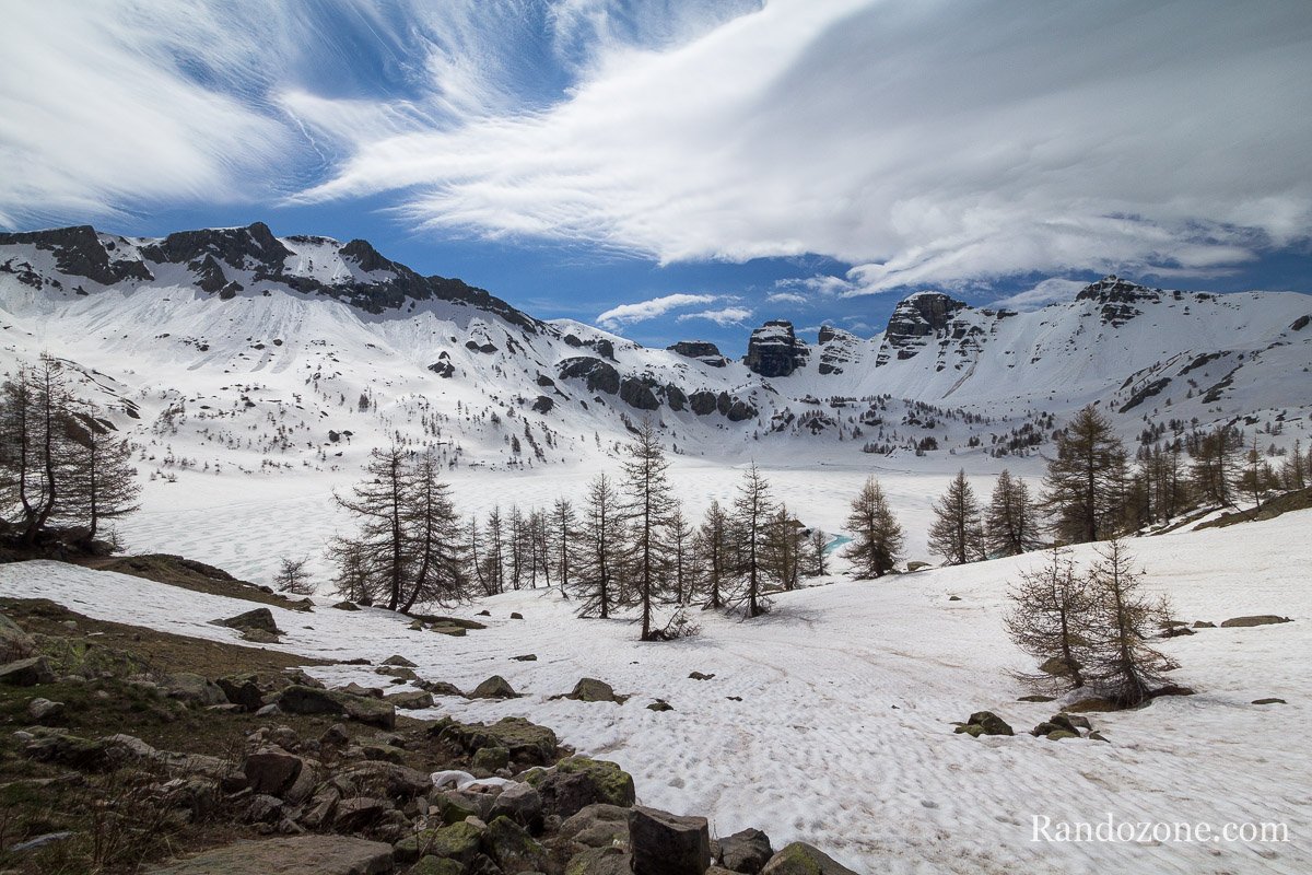 En arrivant au lac d'Allos dans la neige