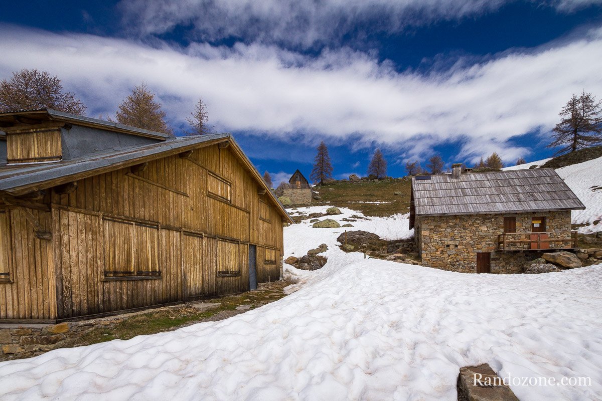 Les chalets devant le lac d'Allos