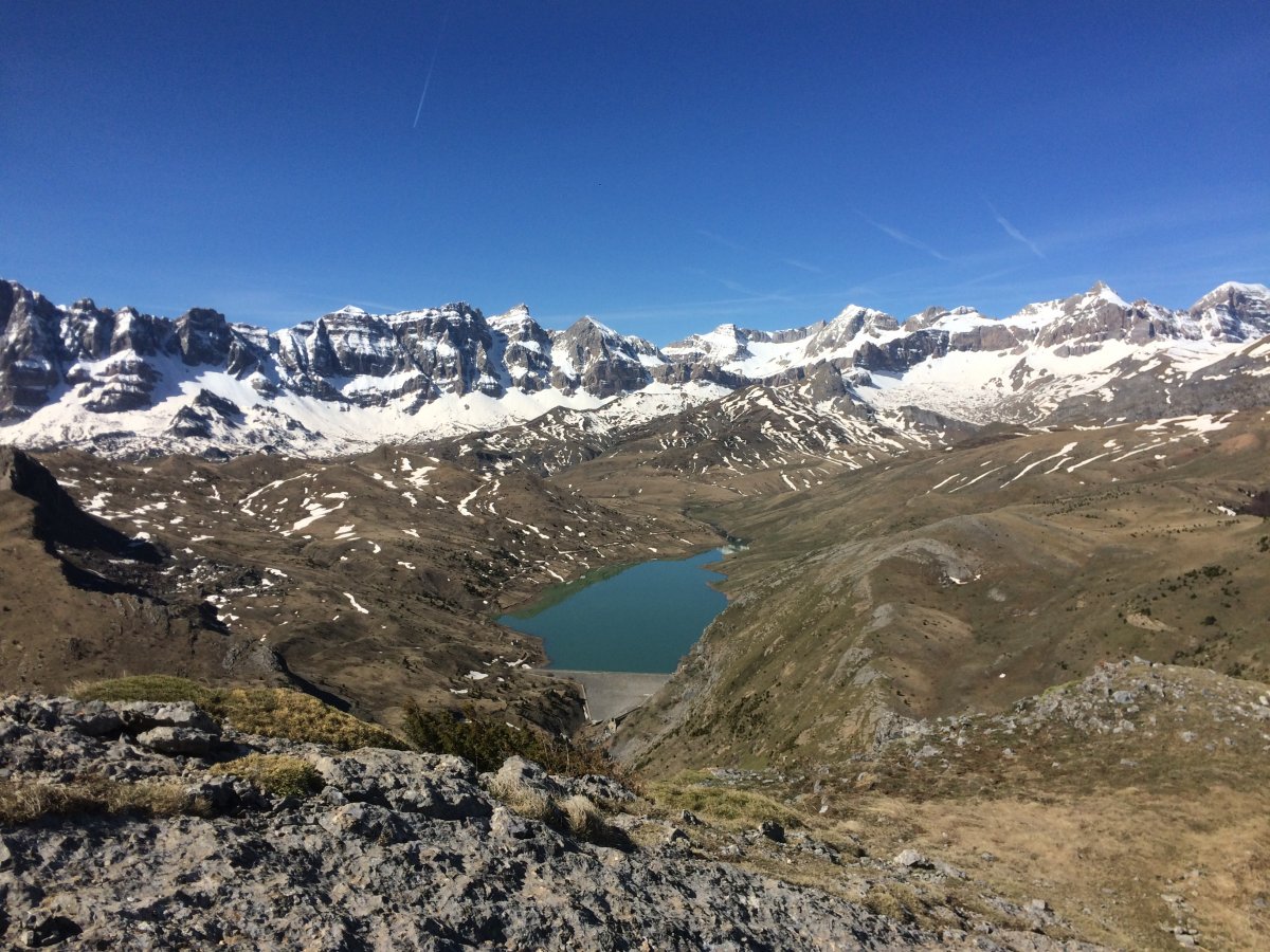 Depuis le pico Pacino, embalse d'Escarra et au fond la sierra Partacua