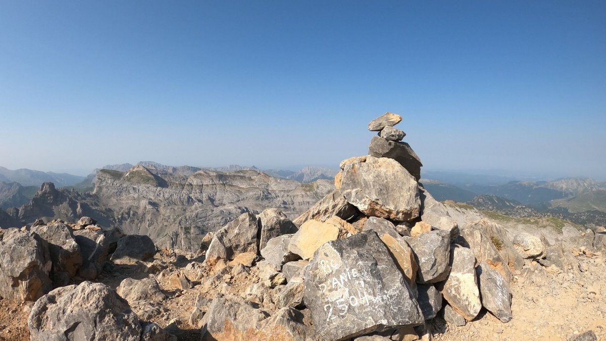Cairn au sommet du pic d'Anie